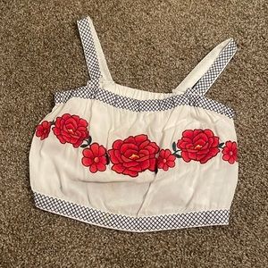 Cute cropped top with red roses